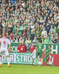  汉诺威96中场掌控全局主导比赛节奏