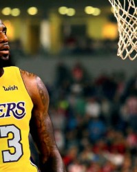  詹姆斯轰下三双数据，湖人逆转战胜掘金迎连胜